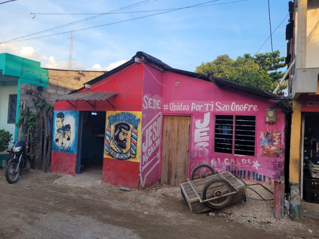 A pink structure in Rincon where there is a man hair salon 