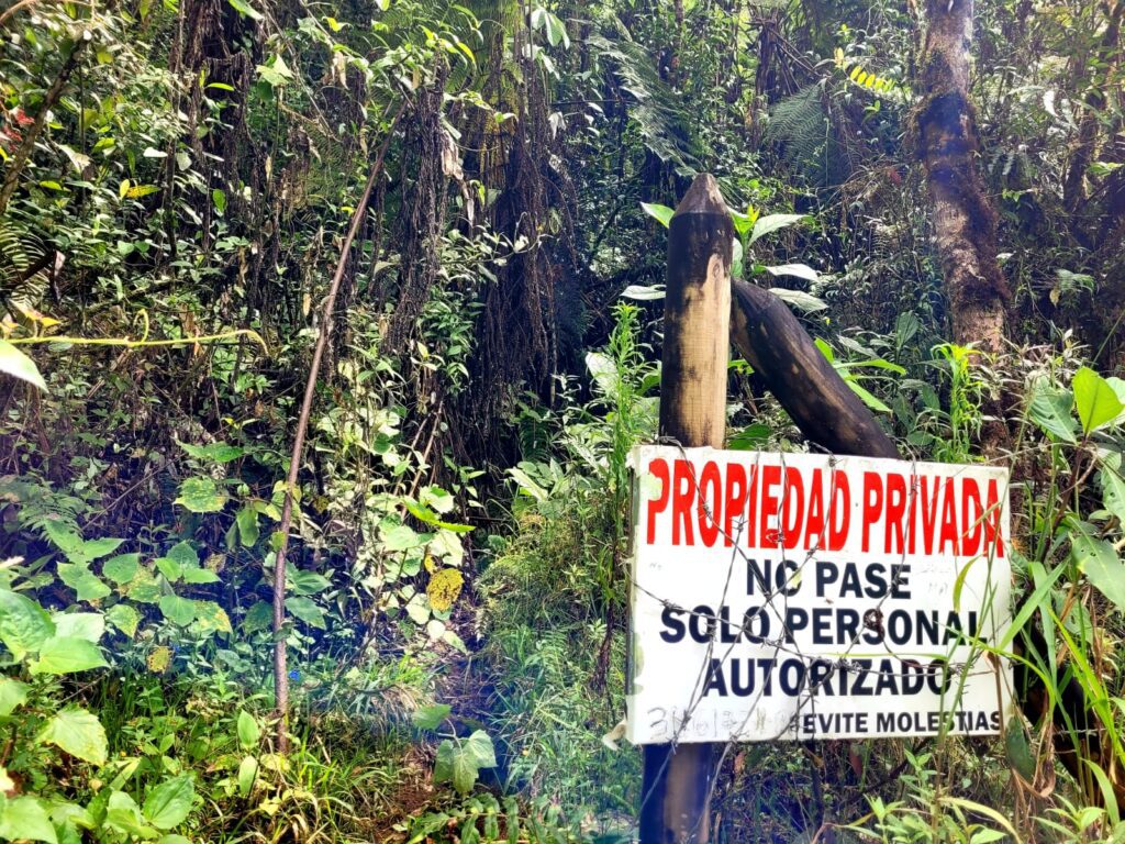 A sign declaring a privet territory 