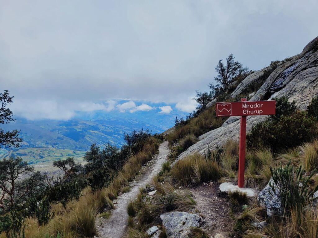 A sign to the mirador on the trail 