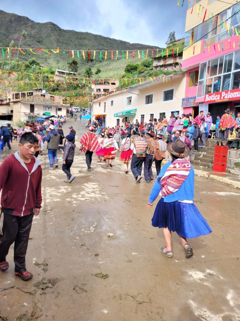 A gathering of many people in the main square of Lares 